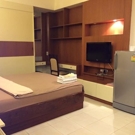 Eight Ville Bangkok Bagian luar foto
