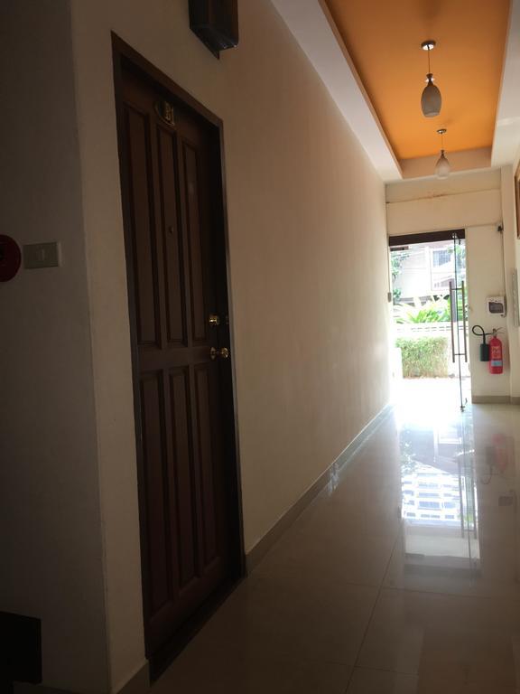 Eight Ville Bangkok Bagian luar foto
