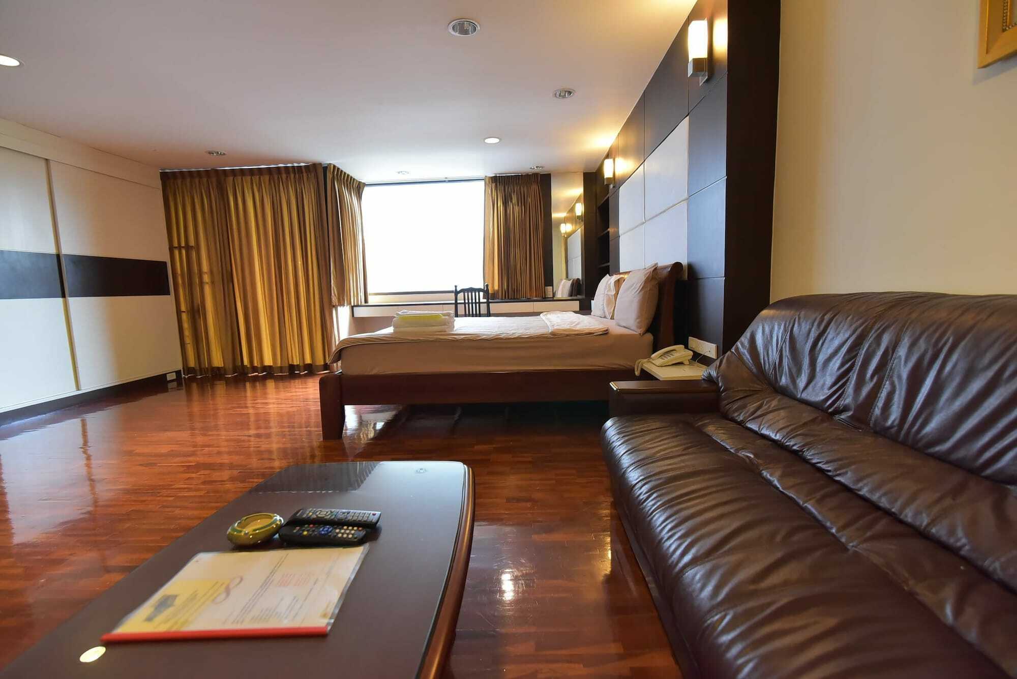 Eight Ville Bangkok Bagian luar foto