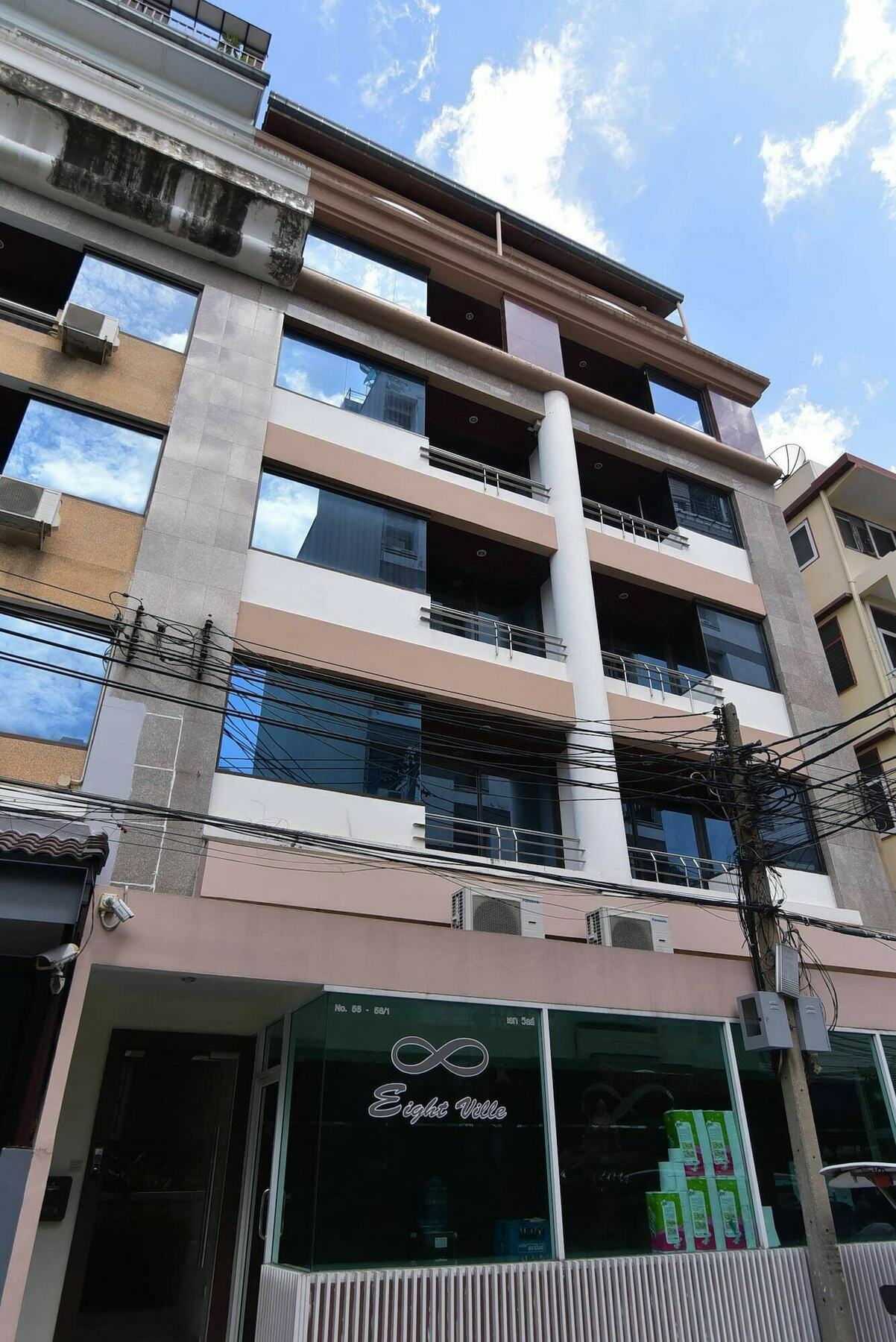 Eight Ville Bangkok Bagian luar foto