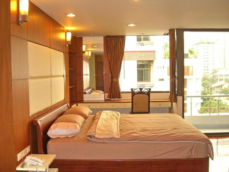 Eight Ville Bangkok Bagian luar foto